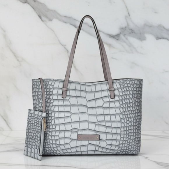 Handbags - $200 NWT De Vesi Tote De L'amour